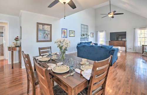 Country-Chic Home with Fire Pit, Steps to Lake! - Foto 6