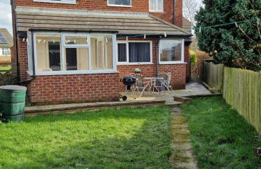 Family-Friendly Detached House Near Leeds and Bradford with Garden - Foto 8