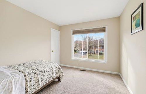 Bright Family Retreat with Private Backyard & Loft - Foto 11