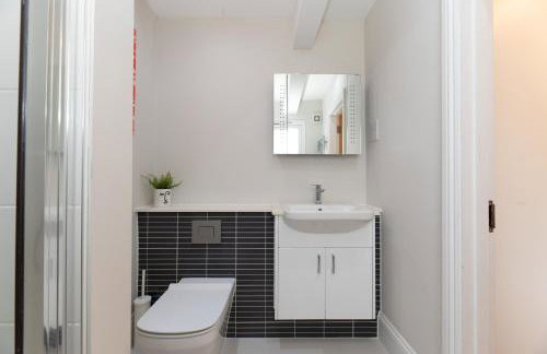 Stunning 1 BR Surbiton with views, near station - Pass the Keys - Foto 15