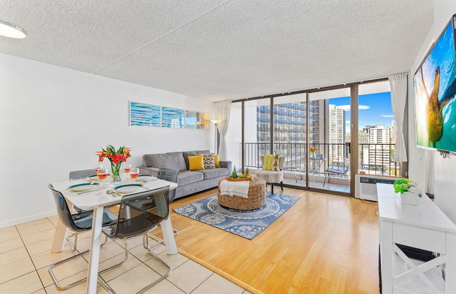 Partial Ocean View Condo with 2 Beds and Parking - Foto 45