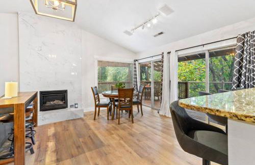 Tranquil Riverfront Retreat - Foto 14