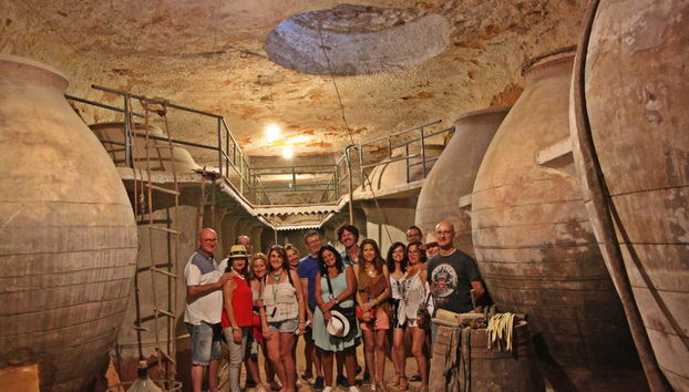 Un grupo de turistas en el interior de la bodega