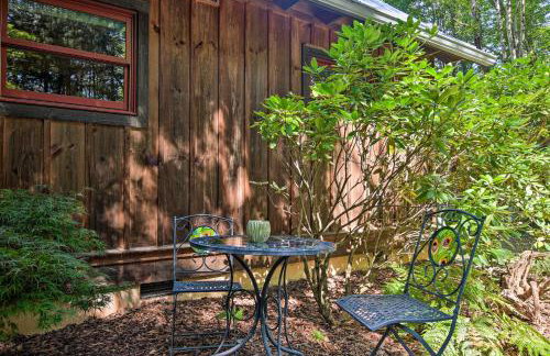 Romantic Asheville Area Cabin with Deck and Hot Tub! - Foto 32