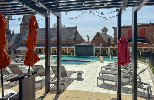 Luxury Stay Near NYC | Full Access to Amenities - Photo 12