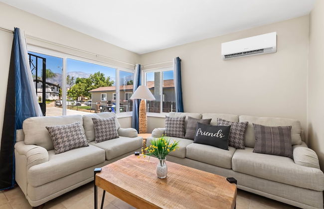 Cozy 2BR Home With Bright Interior Relaxing Patio - Foto 1