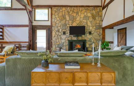 Historic Barn Retreat w Pool Pond Views Longview Pond Lodge by AvantStay - Foto 1