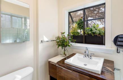 Spanish Revival Charm in Silver Lake w Patio BBQ Walkable Location Maltman Manor by AvantStay - Photo 24