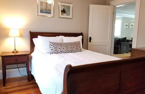 Bright Front Facing Unit - Private Front Farmers Porch - Foto 13