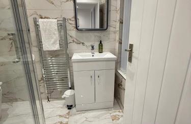 Spacious 4 Bed 4 Bath Stay with Free Parking - Foto 28