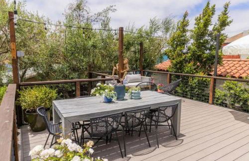 Little Italy 3BD Home with Huge Patio & Backyard - Foto 1