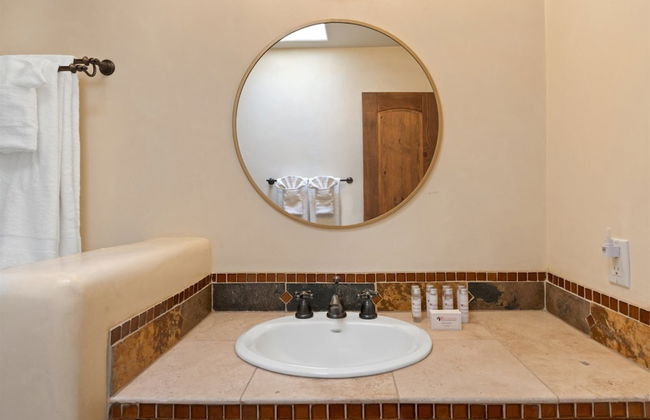 Casa Nona - Pristine Home in the Railyard District, Walk to The Plaza - Photo 24