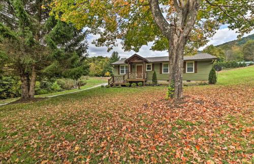 Near Hiking and Wineries! Newland Retreat with Creek - Foto 1