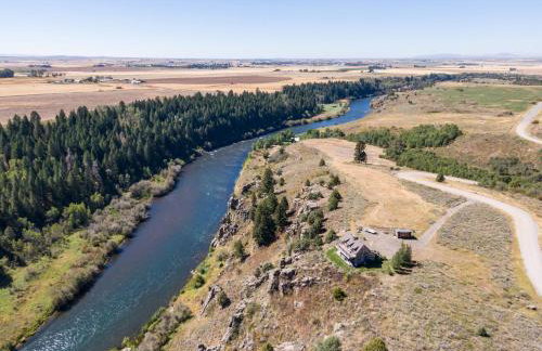 Lindas Perch by KABINO On Bank of Henrys Fork Mtn Views Fishing 6 acres Snake River WIFI - Foto 42