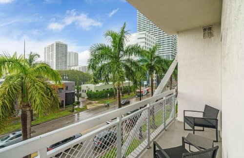 Bright and Airy 2 Bed on Biscayne Blvd with Free Park - Foto 33