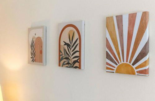 Modern Retreat Pool and Game Room - Foto 25