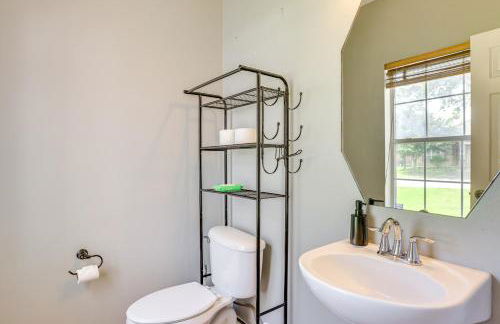 Fish and Hike Pet-Friendly Humble Home with Yard - Foto 12