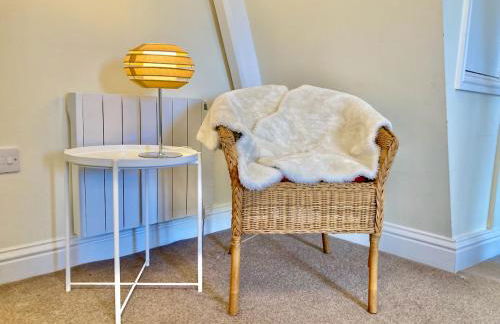 Windows over Stroud - 2BR Penthouse in Historic Building - Foto 28