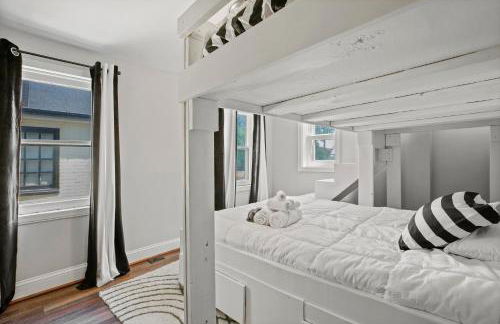 Charming 4BR with Private Patio and Historic Row Downtown - Foto 19