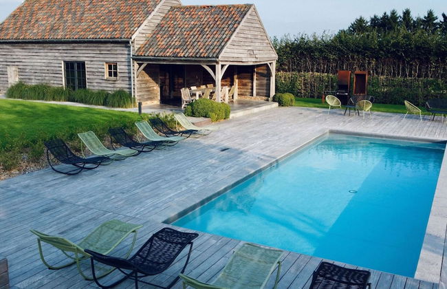 Splendid Castle in Perwez-haillot With Sun-loungers - Photo 1