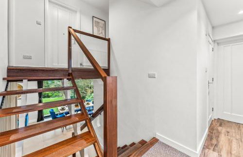 Elegant Retreat in Cheltenham - Garden & Parking Included - Foto 45
