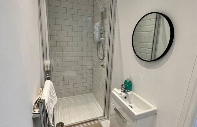 Large Five Bedroom Home with parking - Foto 35