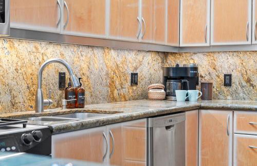 Stunning Oceanfront Boardwalk Condo - Spa, Steps2Beach, Parking & Fast Wifi! - Foto 30