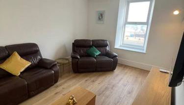 Substantial 5 Bed Townhouse - Photo 3