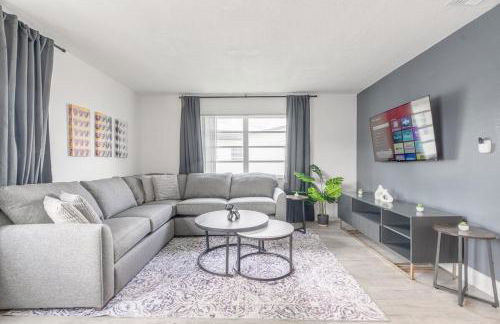 Modern Chic Getaway - Sleeps 11 - Palmwavestays - Foto 30