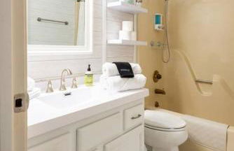 Serene Duplex Lakefront Retreat: sleeps up to 20 - Foto 15