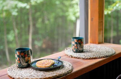 Rustic Cabin Retreat - Cozy Stove & Fresh Eggs - Foto 28