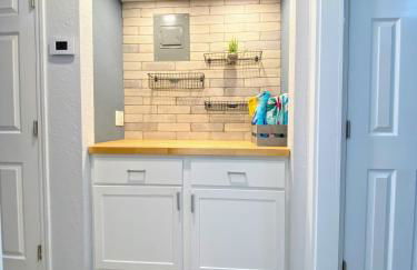 F Lakefront! Remodeled, Sleeps 4, Boat Slip, Patio, WiFi, Cable, Pool - Foto 31