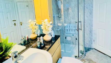 Beautiful and Spacious 4 Bed Room House In Coleshill-NEC - Foto 2