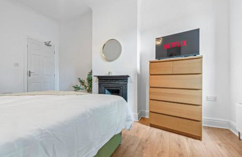 Stylish 4Bed Executive Stay WiFi and Parking - Photo 47