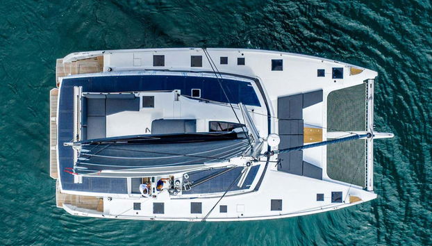 Vista aérea del catamarán