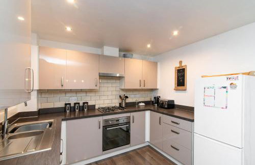 Large 4BDR House By Hyped Properties Short Term Rental Agency With Free Parking & Long Stays Shirebrook - Foto 41