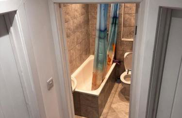 London corporate 6 bedroom home with free parking - Foto 13