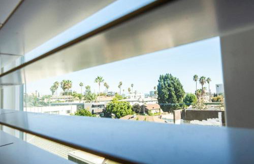 Modern 3 Bedroom 3 Level Loft in Hollywood Sleeps 10 Free Gated Parking Full Kitchen - Photo 24