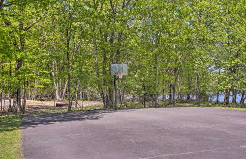 Community Beach and Lake Pocono Summit Escape - Foto 37