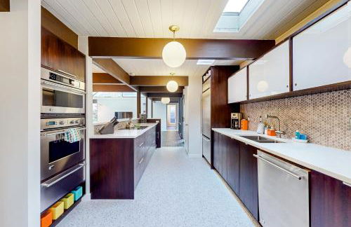 Mid-Century Marvel - Photo 9