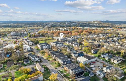 Private Home with Rooftop Game Room near Downtown - Foto 70