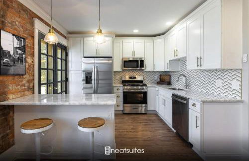 2BR Townhome with Parking - Walk to Stadiums & Downtown - Foto 1