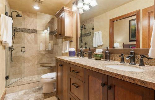 Outdoor Private Hot Tub, In Home Movie Theater, Luxurious Creekside Home - Photo 42