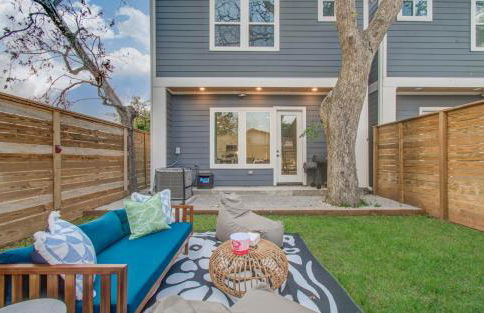 Houston Entertainment Haven - Photo 15