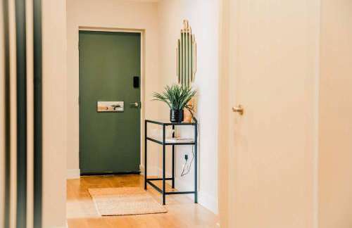 Modern Central 2 Bed Apartment with Parking - Photo 47