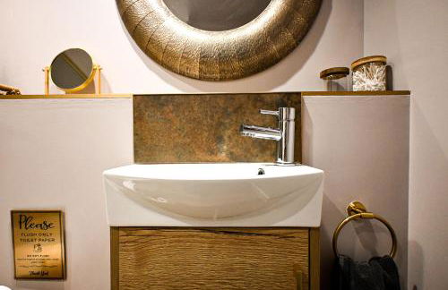 The Hideout - private luxury cabin near the sea with garden area, sea views and parking - Foto 13