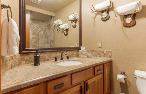 Outdoor Private Hot Tub, In Home Movie Theater, Luxurious Creekside Home - Photo 36