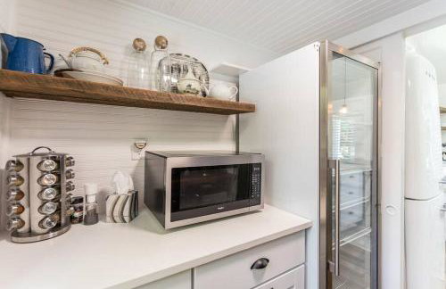 Relax in an upscale, renovated gem - Foto 18