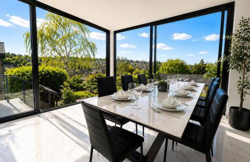 Luxurious & Elegant 6-Bed House - Photo 19