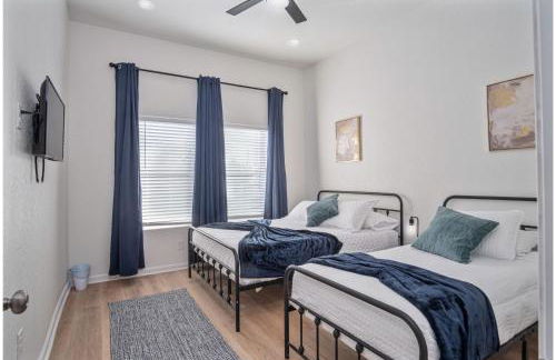 5BR3BA Minutes from the Action with Skyline Views - Foto 23